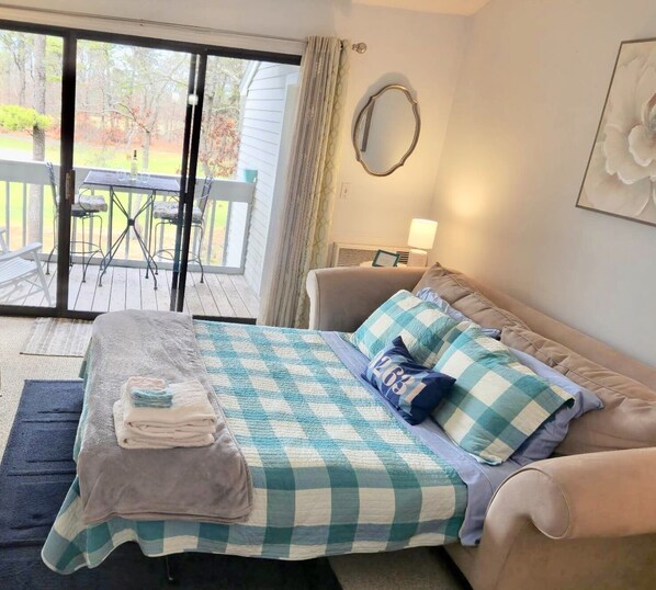 2 chambres, bureau, fer et planche à repasser, lit de bébé portatif