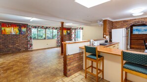 Microwave - Banksia Gem One Street Back From Waterfront (Banksia Beach)