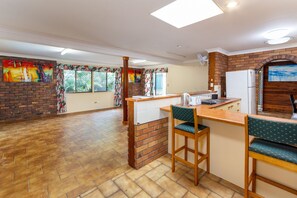 Microwave - Banksia Gem One Street Back From Waterfront (Banksia Beach)