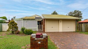 Exterior - Banksia Gem One Street Back From Waterfront (Banksia Beach)