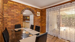 Dining - Banksia Gem One Street Back From Waterfront (Banksia Beach)