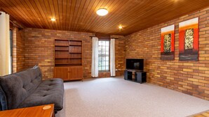 TV - Banksia Gem One Street Back From Waterfront (Banksia Beach)