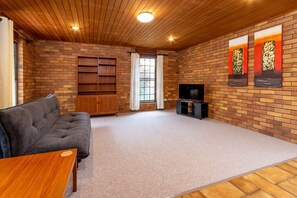 TV - Banksia Gem One Street Back From Waterfront (Banksia Beach)