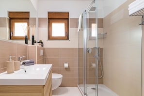 Douche, sĂšche-cheveux, serviettes fournies, savon