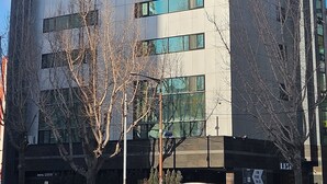 A modern hotel building with the name 'HOTEL DESIGN' on the facade, featuring multiple floors, large windows, and a contemporary architectural style. - Hotel Lesign (Busan)