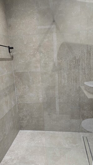 Haartrockner, Handtücher, Seife, Shampoo