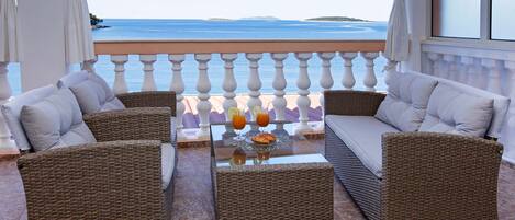 Apartment (Superior Two Bedroom Apartment - Blue) | Dining room