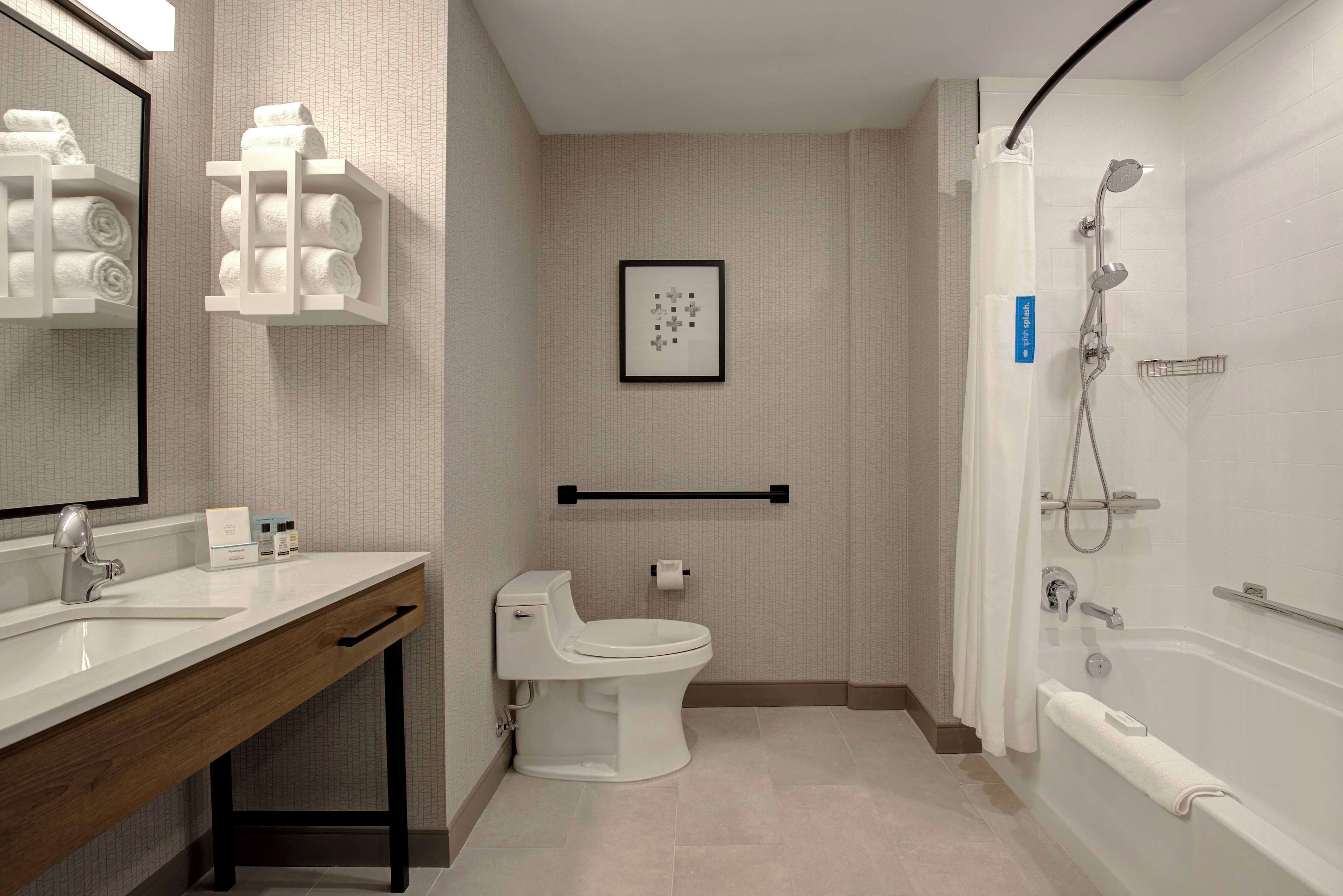 room, 1 king bed, accessible, bathtub (mobility) | bathroom | hair dryer, towels, soap, shampoo