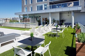 Seasonal outdoor pool - Hampton Inn by Hilton Montreal Downtown (Montreal)