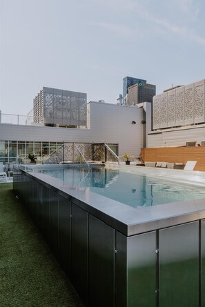 Seasonal outdoor pool - Hampton Inn by Hilton Montreal Downtown (Montreal)
