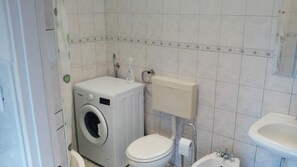 Departamento (Two Bedroom Apartment with Terrace an) | Baño | Regadera y toallas 