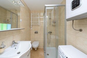 Appartement (One Bedroom Apartment with Terrace) | Salle de bain | Douche, sèche-cheveux, serviettes fournies
