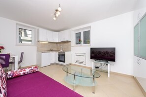 Huoneisto (One Bedroom Apartment with Terrace) | Yksityinen keittiö | Jääkaappi, vedenkeitin, keittoastiat/astiat/ruokailuvälineet