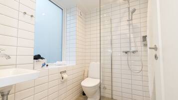 Exklusivt dubbelrum | Badrum | Dusch, duschhuvud med massagefunktion, hÄrtork och golvvÀrme