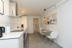 Chambre exclusive double ou avec lits jumeaux | Cuisine privée | Réfrigérateur grande capacité avec congélateur, un four