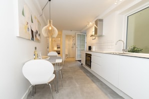 Chambre exclusive double ou avec lits jumeaux | Cuisine privée | Réfrigérateur grande capacité avec congélateur, un four