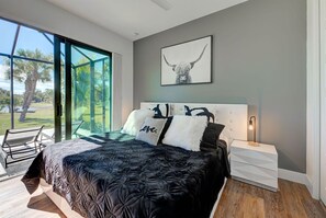 4 bedrooms, desk, iron/ironing board, free WiFi - Island Pearl | Lake front | Pool | Spa (Rotonda West)