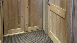 Eine Holztür mit Metallgriff und einer dekorativen Schneeflocke.