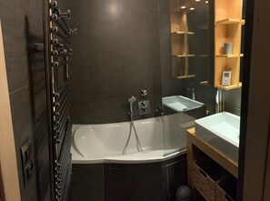 Bathtub, hair dryer - Luxury 3-bedroom apartment (Huez)