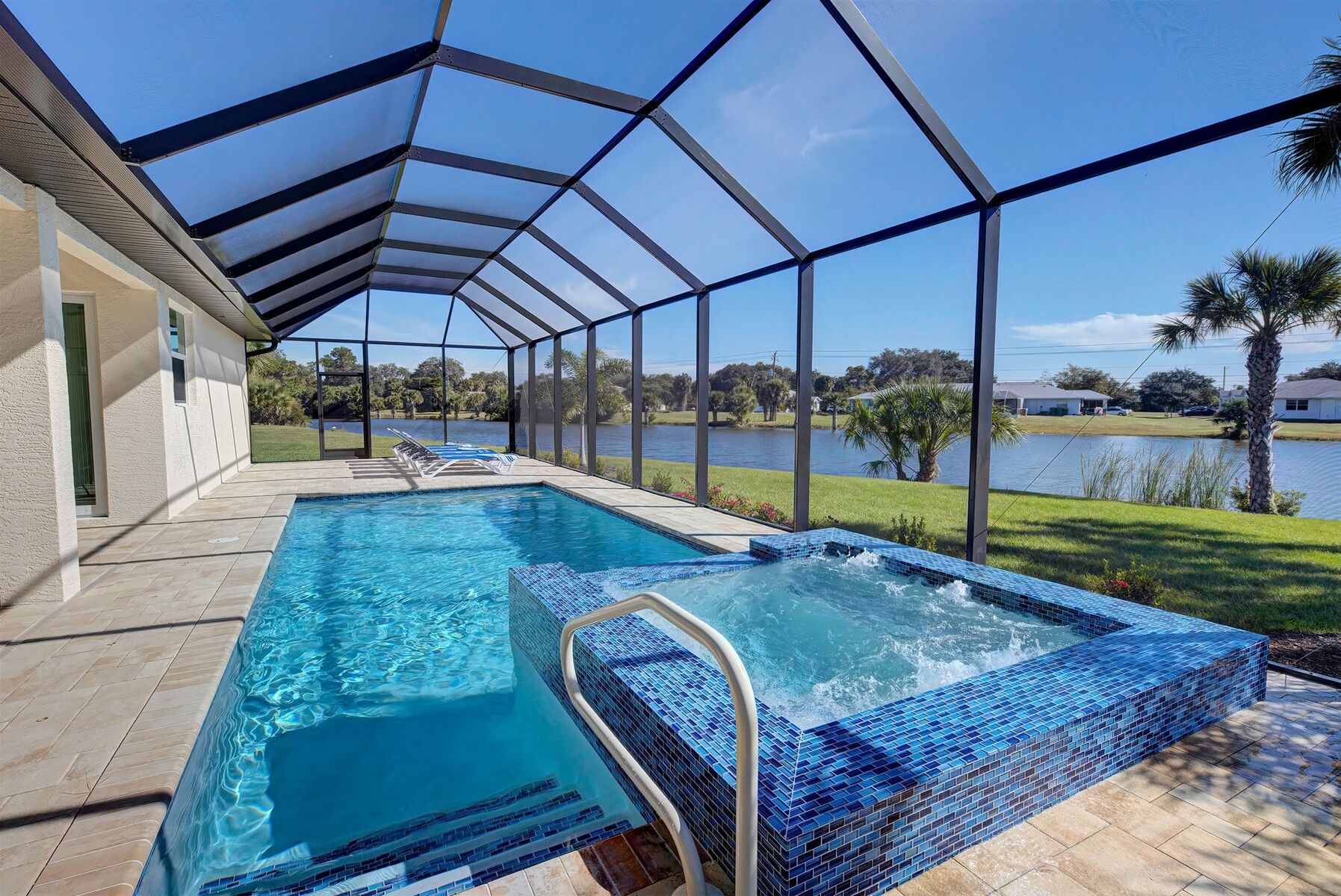 Piscine chauffée, chaises longues