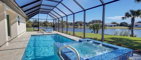Una piscina climatizada, tumbonas