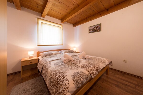2 chambres, bureau, chambres insonorisées, fer et planche à repasser