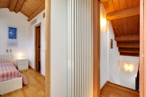 1 habitación, tabla de planchar con plancha y cuna de viaje