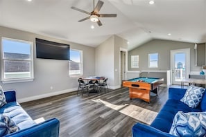 TV, fireplace