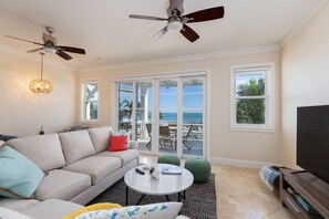 Televisio, stereot, työhuone