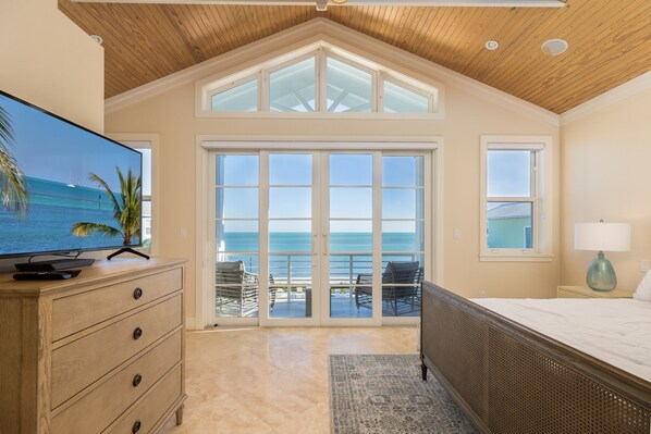 4 makuuhuonetta, työpöytä, silitysrauta/-lauta, vauvan matkasänky