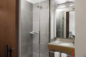 Shower, hair dryer, towels - SpringHill Suites by Marriott New York Manhattan/Chelsea (New York)