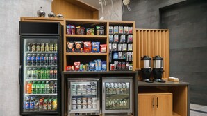 Ett område med försäljningsautomater där man kan köpa olika typer av snacks, drycker och en kaffemaskin finns.