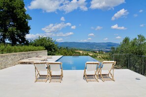 Piscine extérieure, piscine à débordement