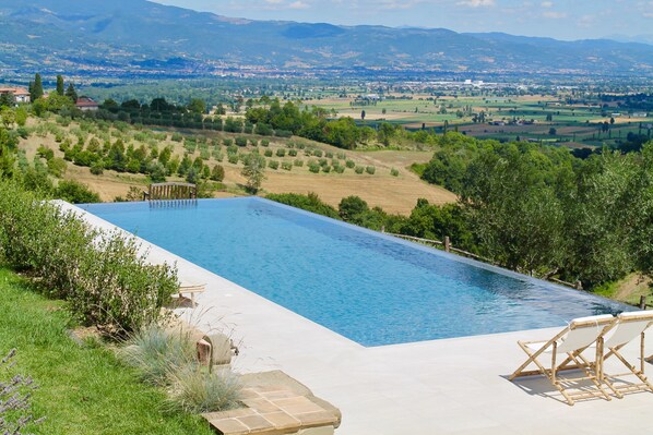 Piscine extérieure, piscine à débordement