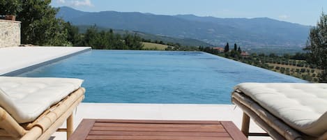 Piscine extérieure, piscine à débordement