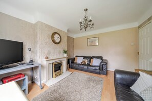 30-inch TV with digital channels - Semi Rural House - Stay 3 - Pet - Parking - Garden (Chester)