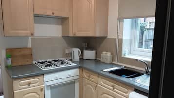 Rumah | Dapur pribadi | Lemari es, microwave, oven, dan kompor