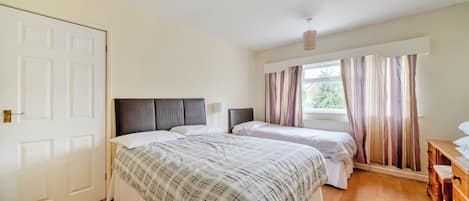 3 slaapkamers, een strijkplank/strijkijzer, gratis wifi, beddengoed