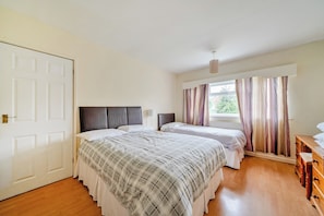 3 bedrooms, iron/ironing board, free WiFi, bed sheets - Semi Rural House - Stay 3 - Pet - Parking - Garden (Chester)