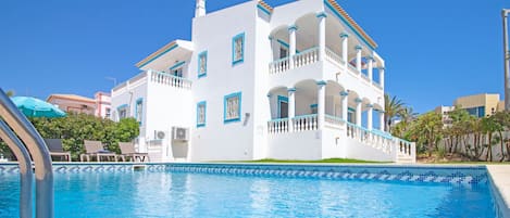 حمام سباحة