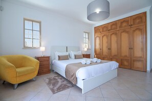4 bedrooms, iron/ironing board, free WiFi, bed sheets - Villa Azul | 4 Bedrooms | Easy Walking to the Beach | Galé (Galé)