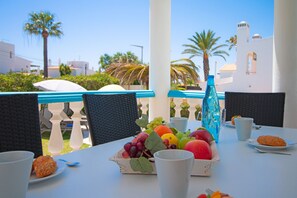 Outdoor dining - Villa Azul | 4 Bedrooms | Easy Walking to the Beach | Galé (Galé)