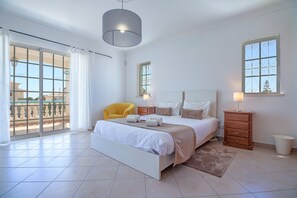 4 bedrooms, iron/ironing board, free WiFi, bed sheets - Villa Azul | 4 Bedrooms | Easy Walking to the Beach | Galé (Galé)