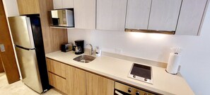Cafeteira/chaleira, geladeira, micro-ondas, fogão