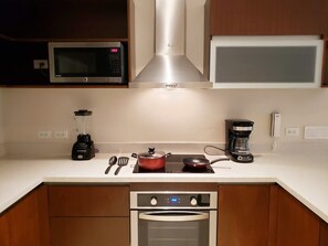 Cafeteira/chaleira, geladeira, micro-ondas, fogão