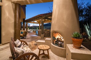 Terrace/patio - Tranquil Carefree Estate - Heated Pool, Spa, Gym, Firepit and More! (Scottsdale)