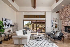 Smart TV, chimenea, tenis de mesa y estéreo 