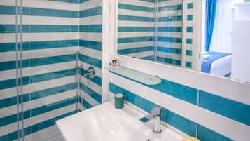 Apartment | Bathroom | Shower, rainfall showerhead, free toiletries, hair dryer