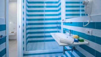 Huoneisto | Kylpyhuone | Suihku, sadesuihkupää, ilmaiset hygieniatuotteet, hiustenkuivaaja