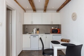 Studio (Studio Apartment with Terrace and Sea) | Eigene Küche | Kühlschrank, Mikrowelle, Herdplatte, Geschirrspüler